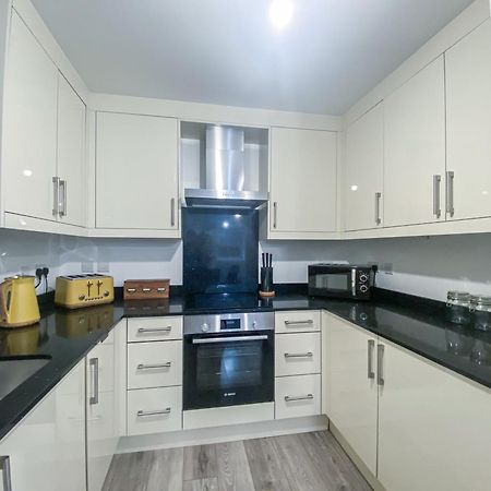 2 Bedroom City Centre Apartment In High Wycombe With Parking Eksteriør bilde