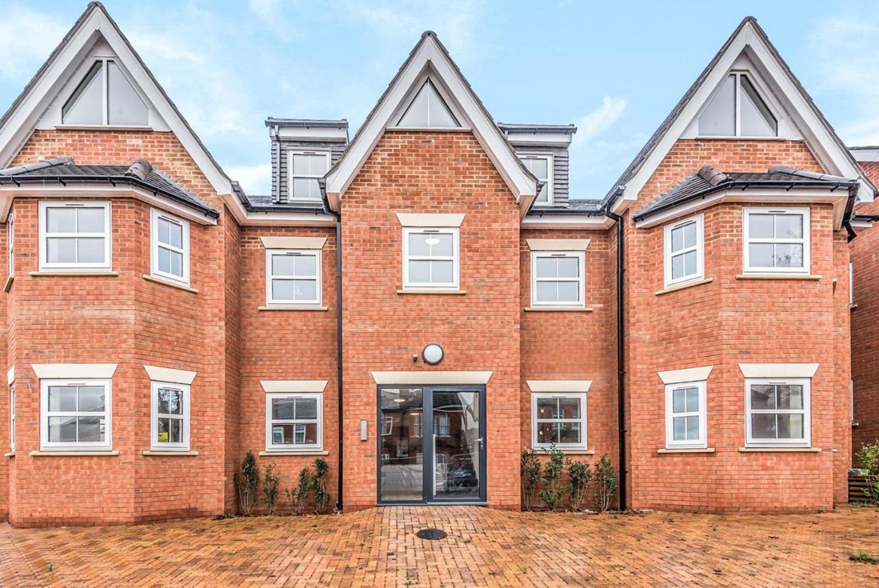 2 Bedroom City Centre Apartment In High Wycombe With Parking Eksteriør bilde