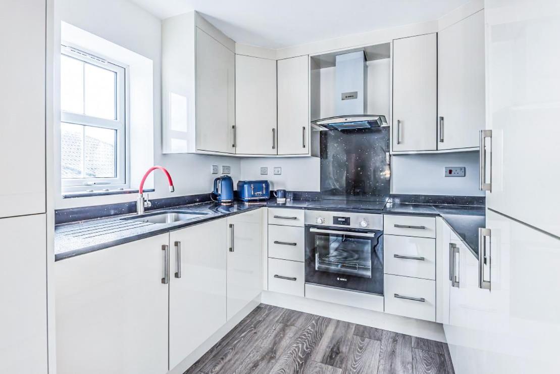 2 Bedroom City Centre Apartment In High Wycombe With Parking Eksteriør bilde
