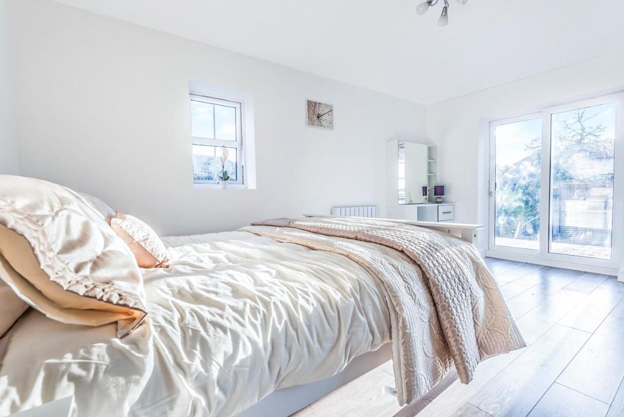 2 Bedroom City Centre Apartment In High Wycombe With Parking Eksteriør bilde