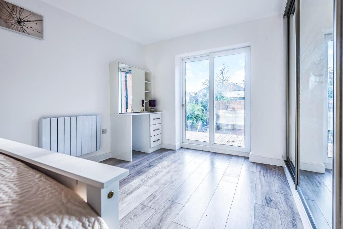 2 Bedroom City Centre Apartment In High Wycombe With Parking Eksteriør bilde