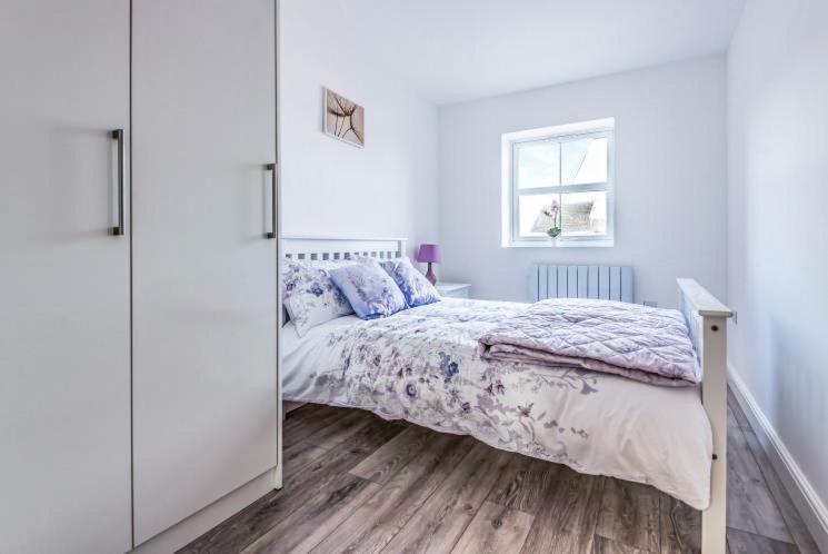 2 Bedroom City Centre Apartment In High Wycombe With Parking Eksteriør bilde
