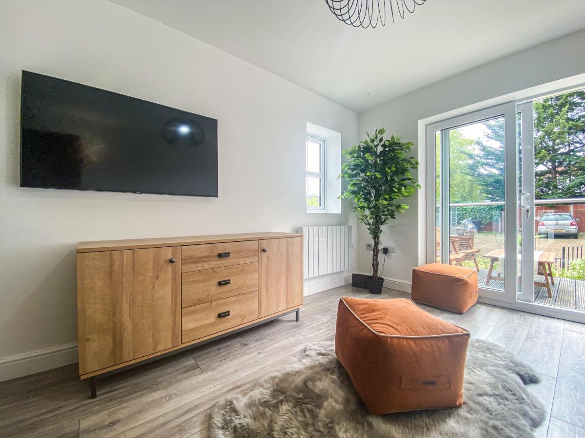 2 Bedroom City Centre Apartment In High Wycombe With Parking Eksteriør bilde