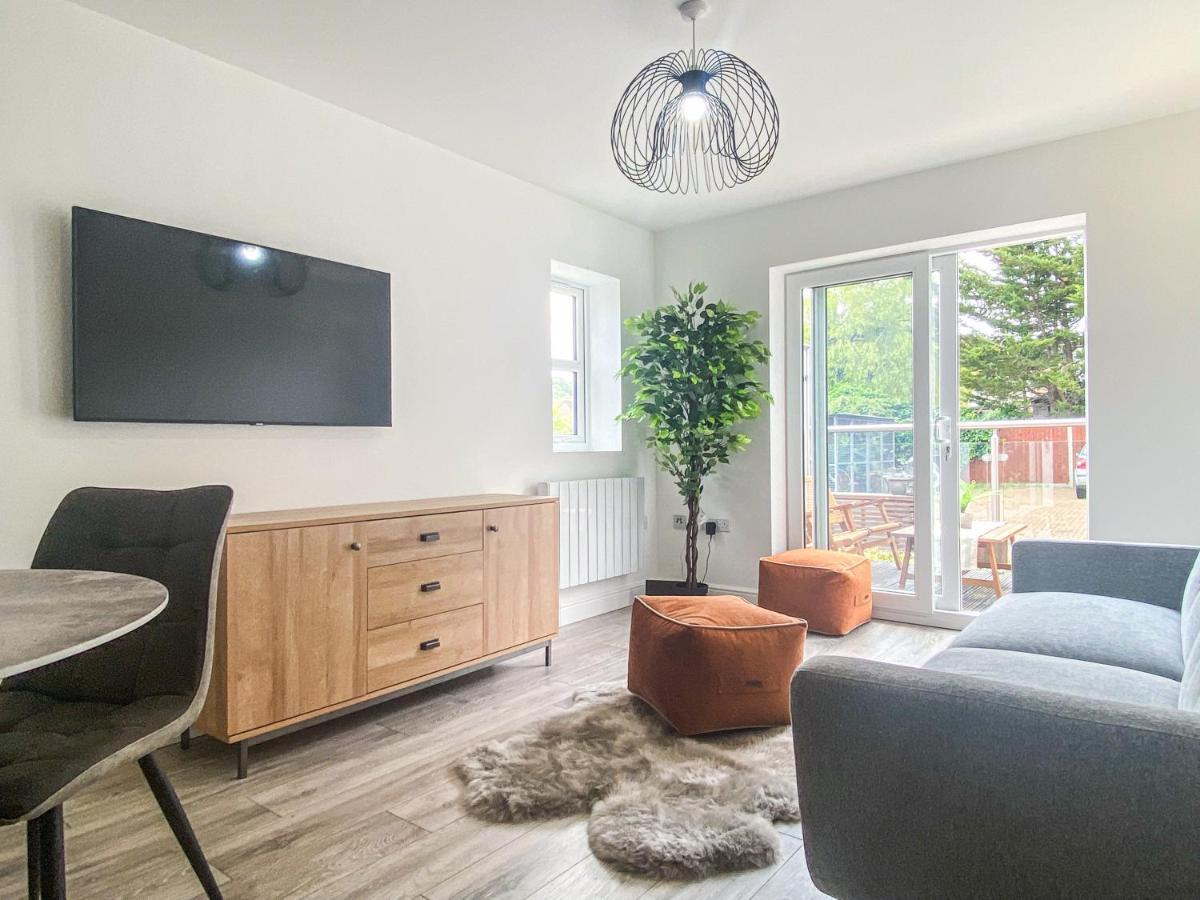 2 Bedroom City Centre Apartment In High Wycombe With Parking Eksteriør bilde