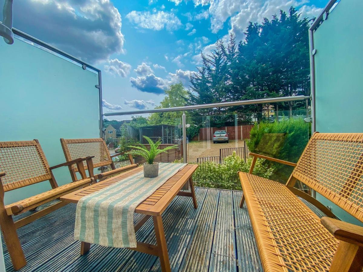 2 Bedroom City Centre Apartment In High Wycombe With Parking Eksteriør bilde