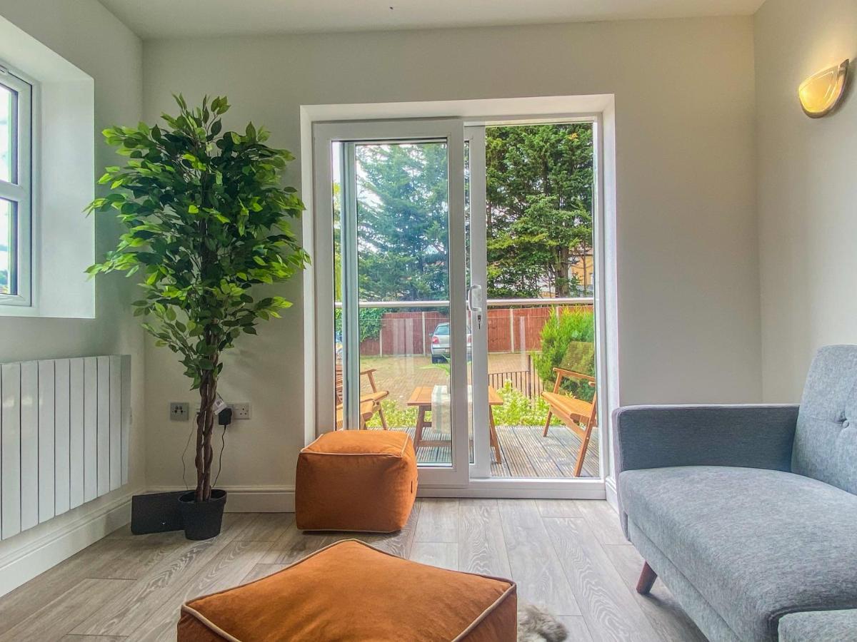 2 Bedroom City Centre Apartment In High Wycombe With Parking Eksteriør bilde