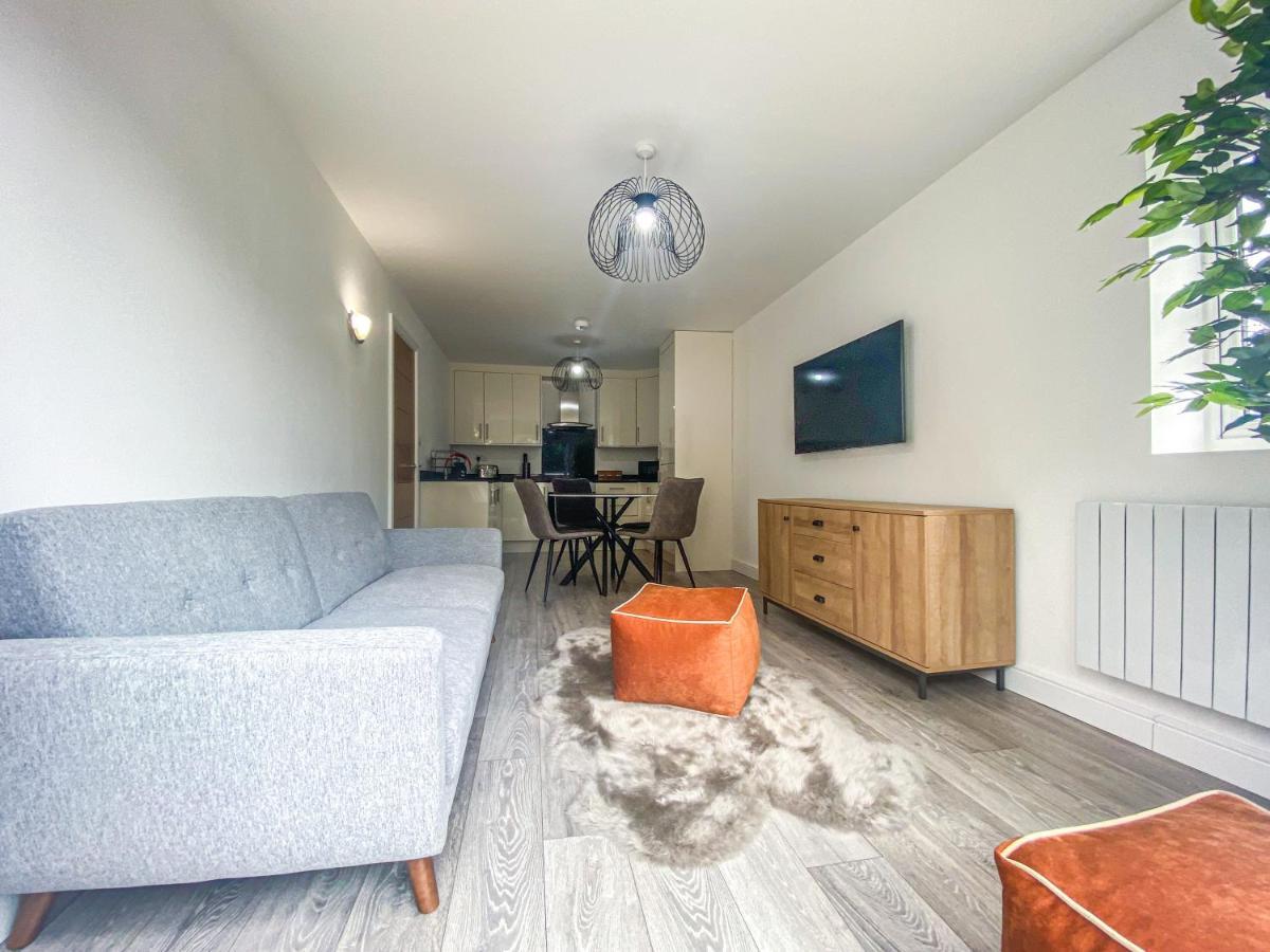 2 Bedroom City Centre Apartment In High Wycombe With Parking Eksteriør bilde