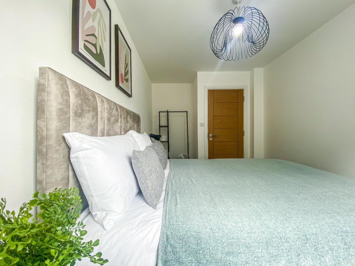 2 Bedroom City Centre Apartment In High Wycombe With Parking Eksteriør bilde