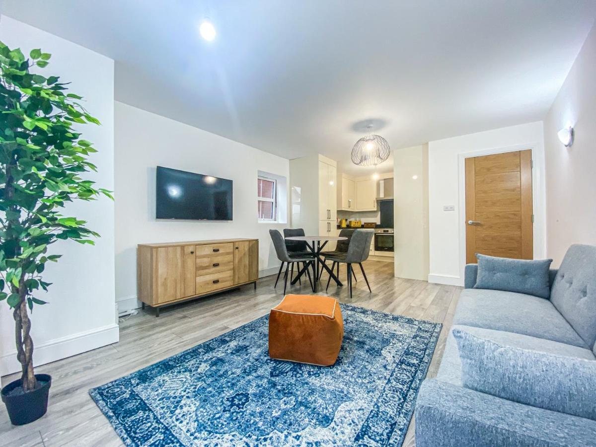 2 Bedroom City Centre Apartment In High Wycombe With Parking Eksteriør bilde
