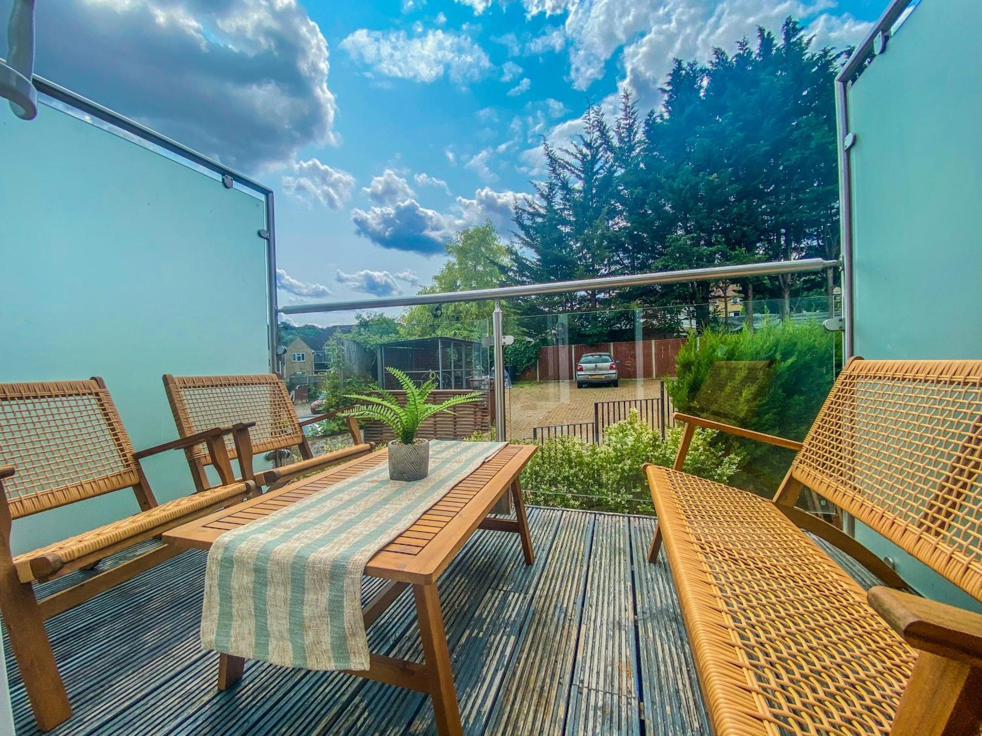 2 Bedroom City Centre Apartment In High Wycombe With Parking Eksteriør bilde