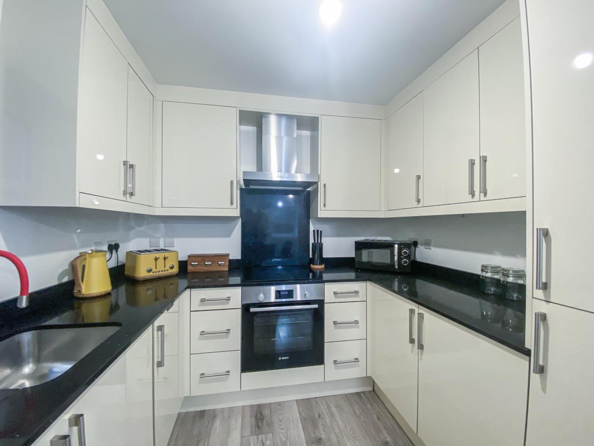 2 Bedroom City Centre Apartment In High Wycombe With Parking Eksteriør bilde