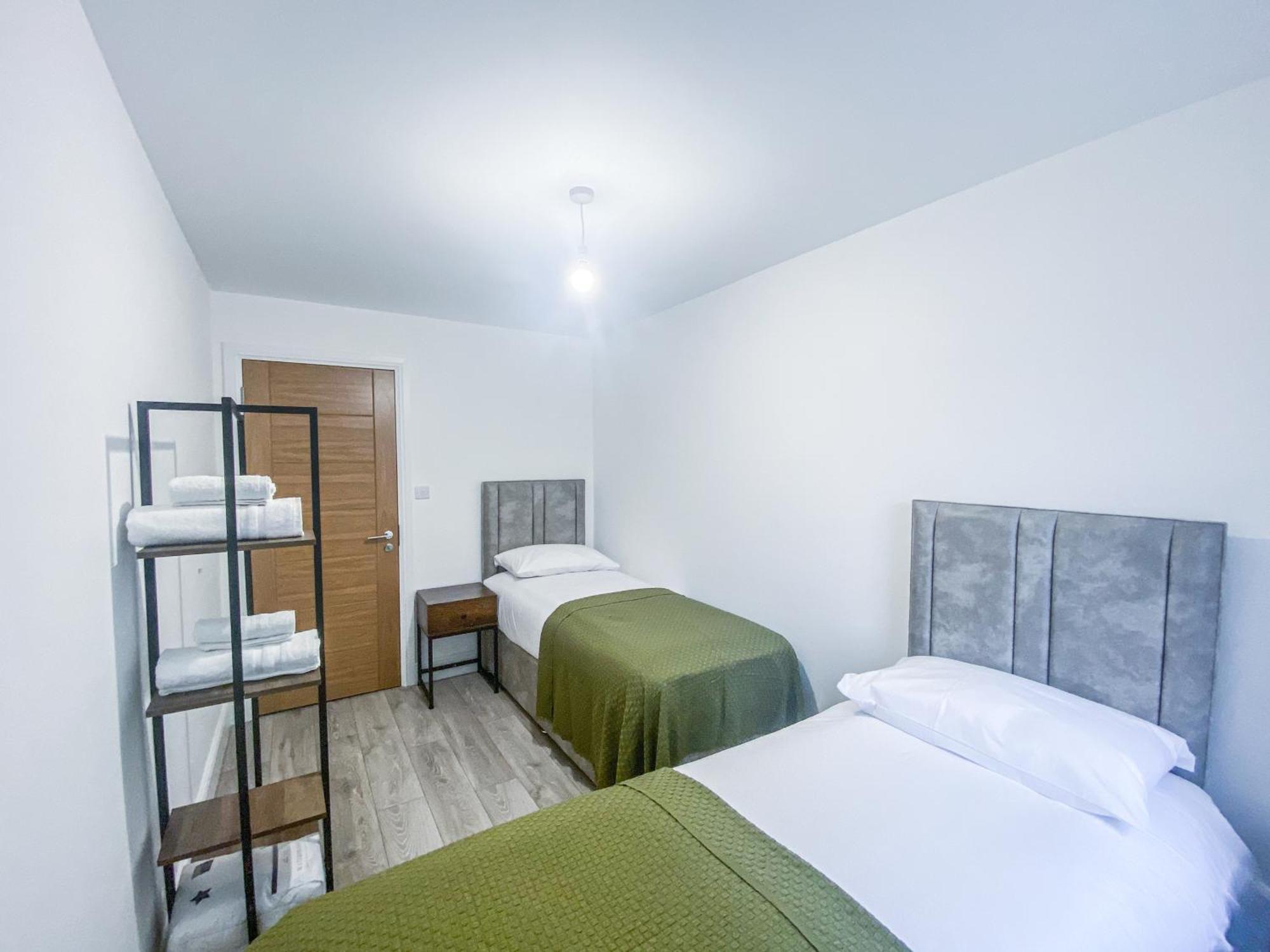 2 Bedroom City Centre Apartment In High Wycombe With Parking Eksteriør bilde