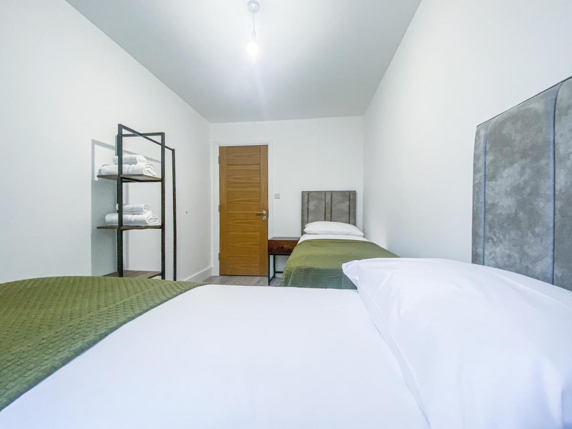 2 Bedroom City Centre Apartment In High Wycombe With Parking Eksteriør bilde