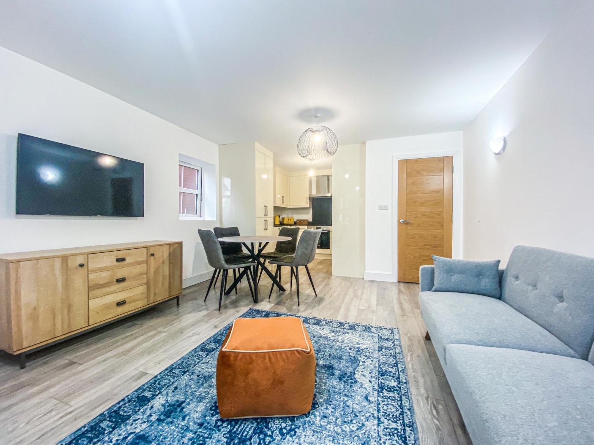 2 Bedroom City Centre Apartment In High Wycombe With Parking Eksteriør bilde