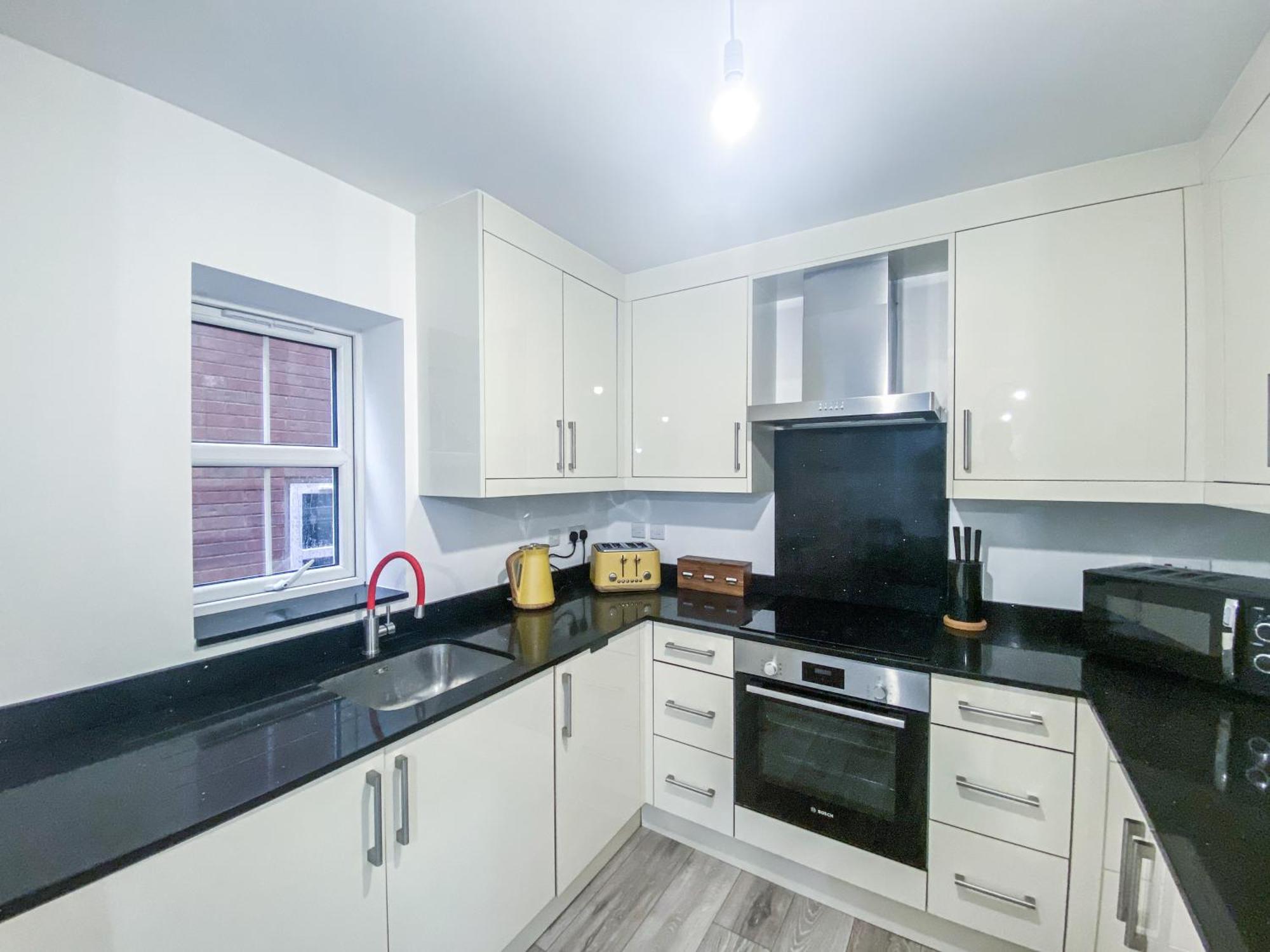 2 Bedroom City Centre Apartment In High Wycombe With Parking Eksteriør bilde