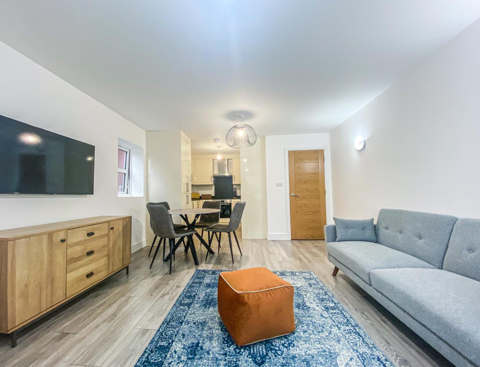 2 Bedroom City Centre Apartment In High Wycombe With Parking Eksteriør bilde