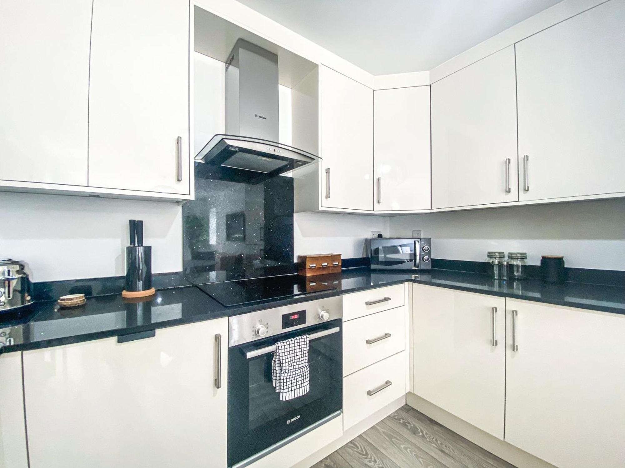 2 Bedroom City Centre Apartment In High Wycombe With Parking Eksteriør bilde