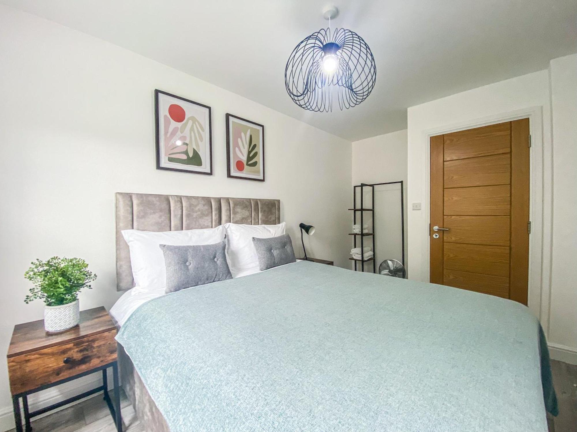 2 Bedroom City Centre Apartment In High Wycombe With Parking Eksteriør bilde