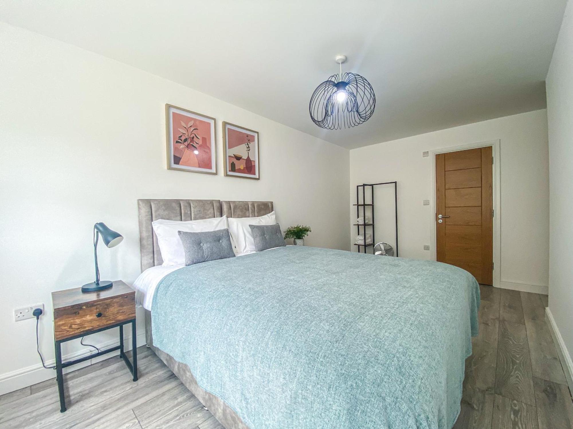 2 Bedroom City Centre Apartment In High Wycombe With Parking Eksteriør bilde