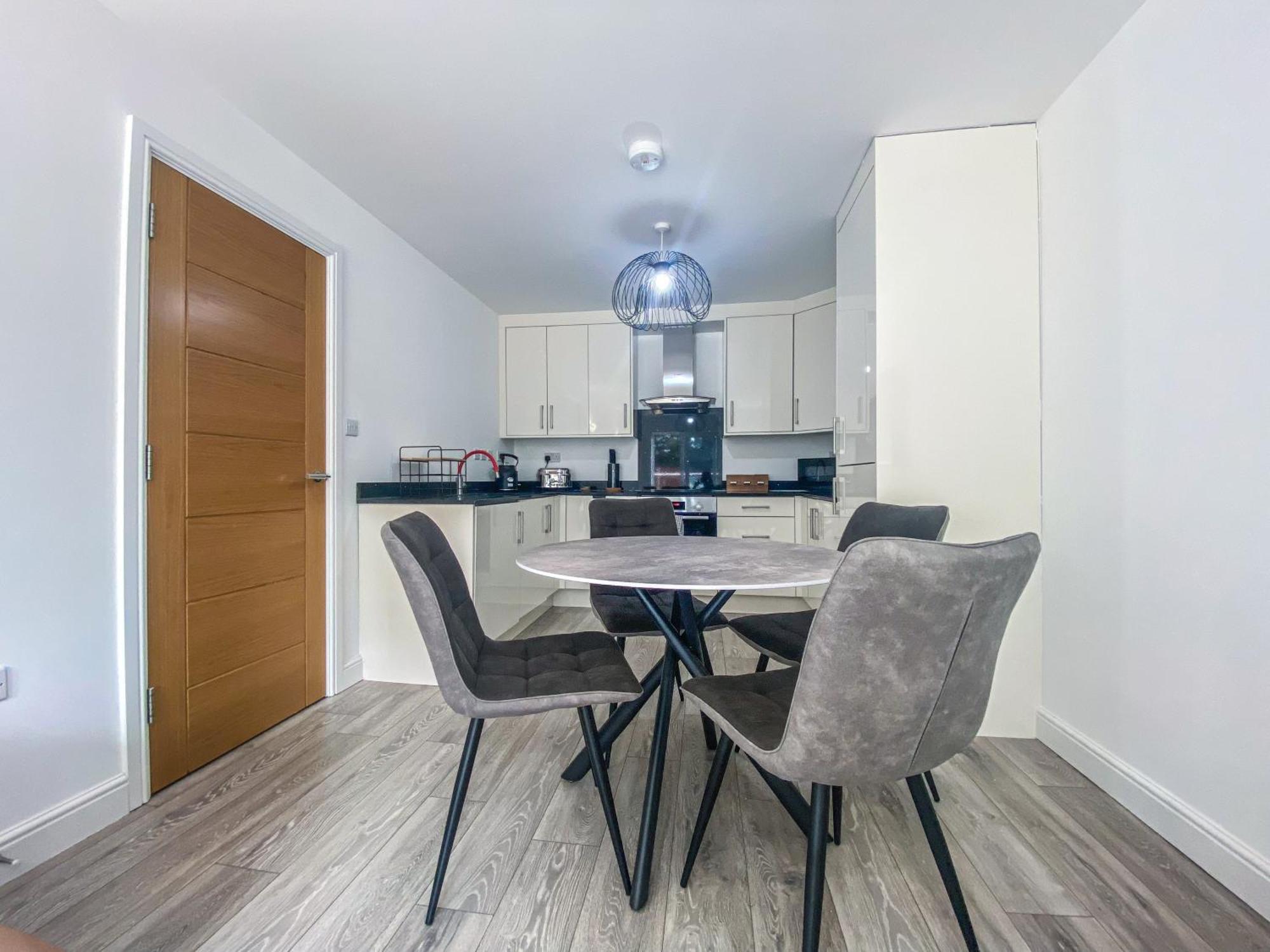 2 Bedroom City Centre Apartment In High Wycombe With Parking Eksteriør bilde