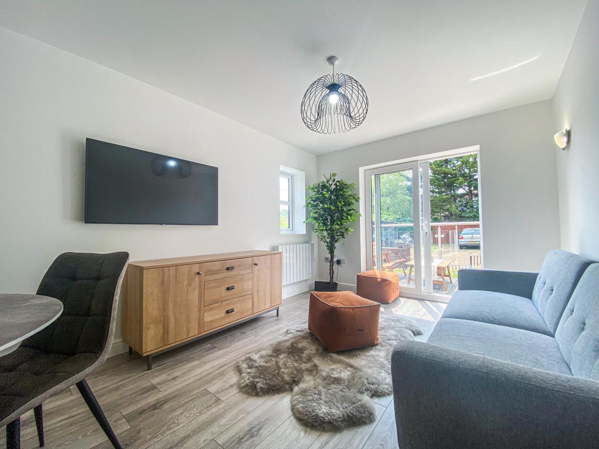 2 Bedroom City Centre Apartment In High Wycombe With Parking Eksteriør bilde