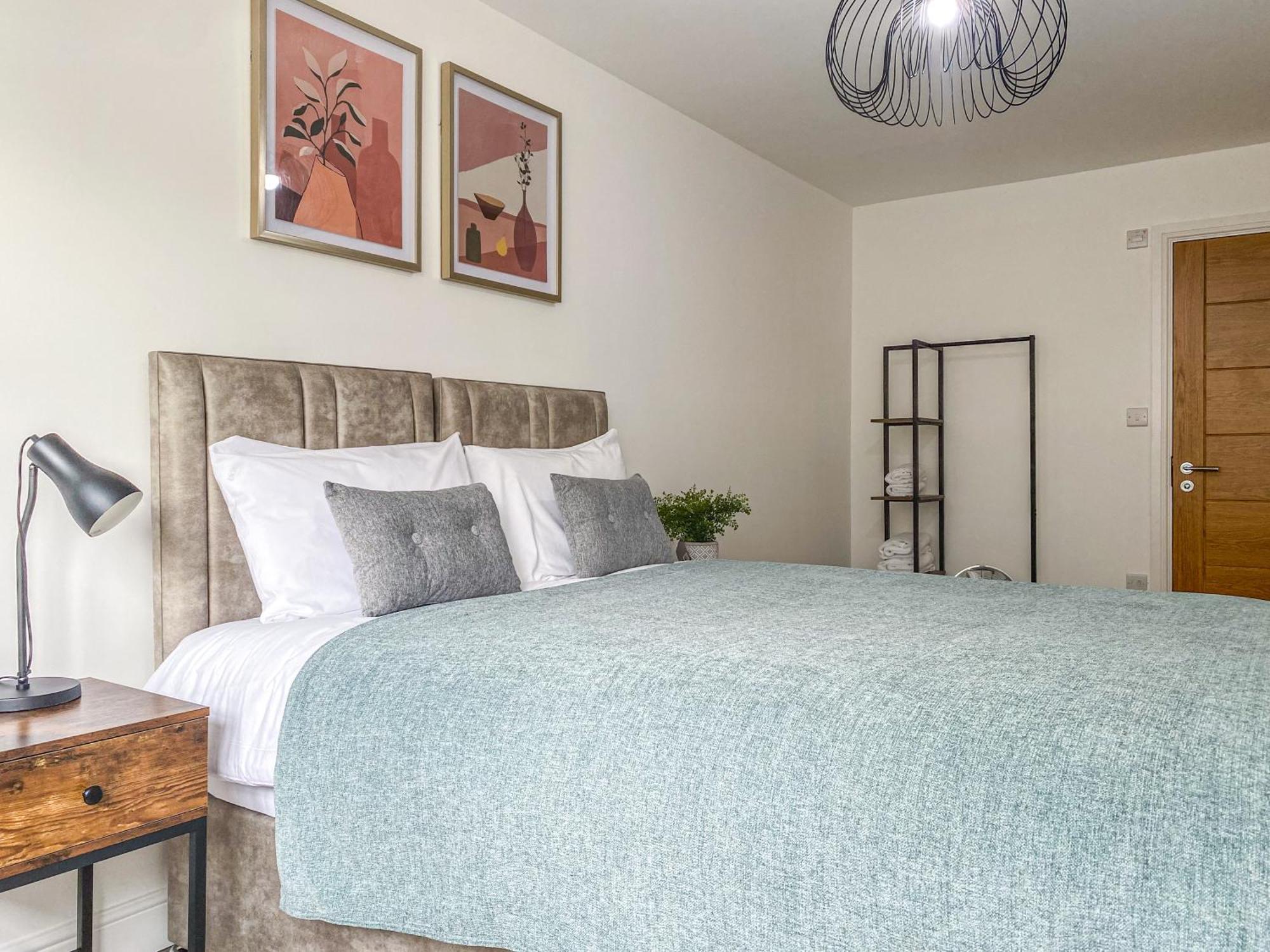 2 Bedroom City Centre Apartment In High Wycombe With Parking Eksteriør bilde