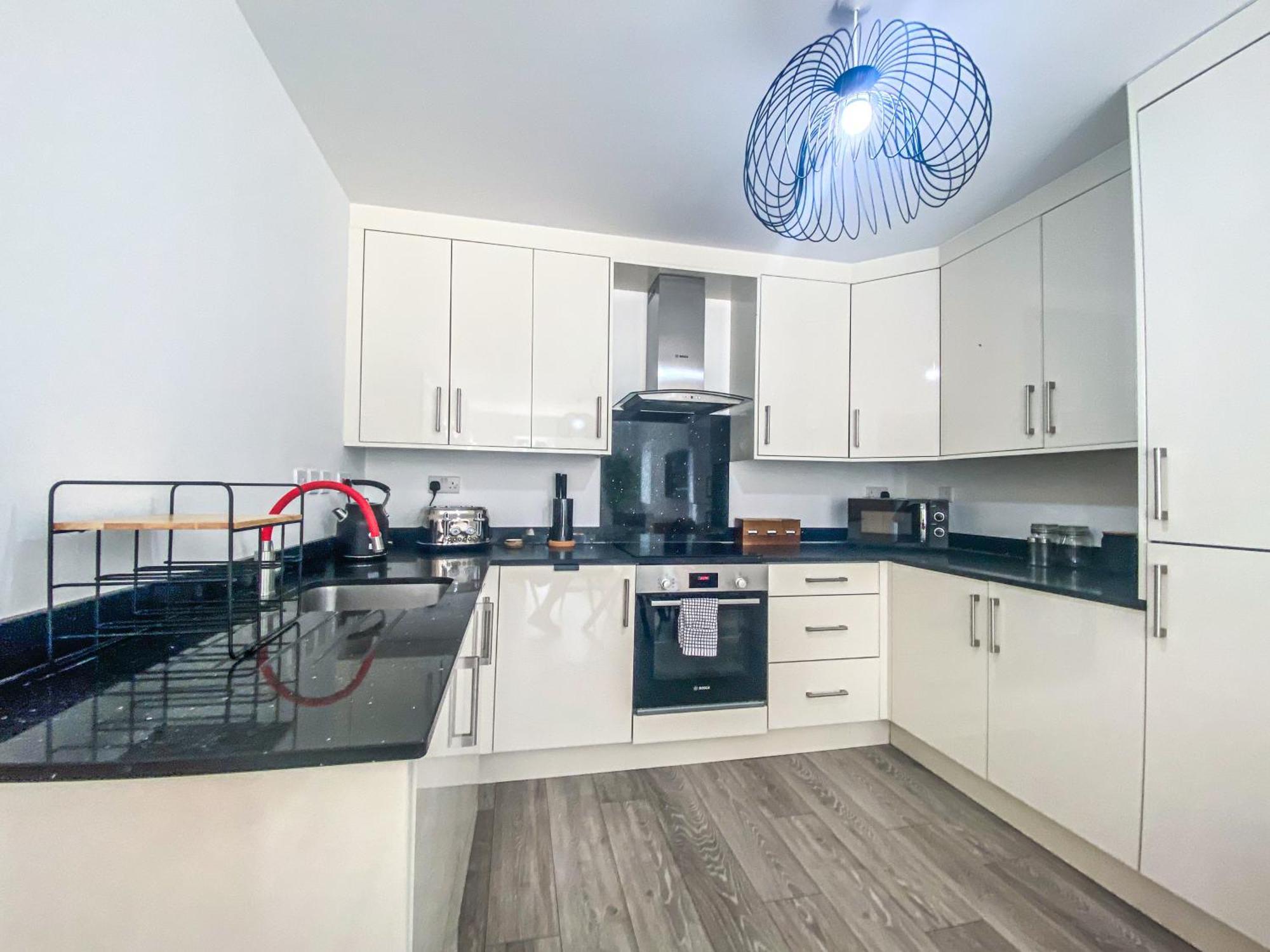 2 Bedroom City Centre Apartment In High Wycombe With Parking Eksteriør bilde