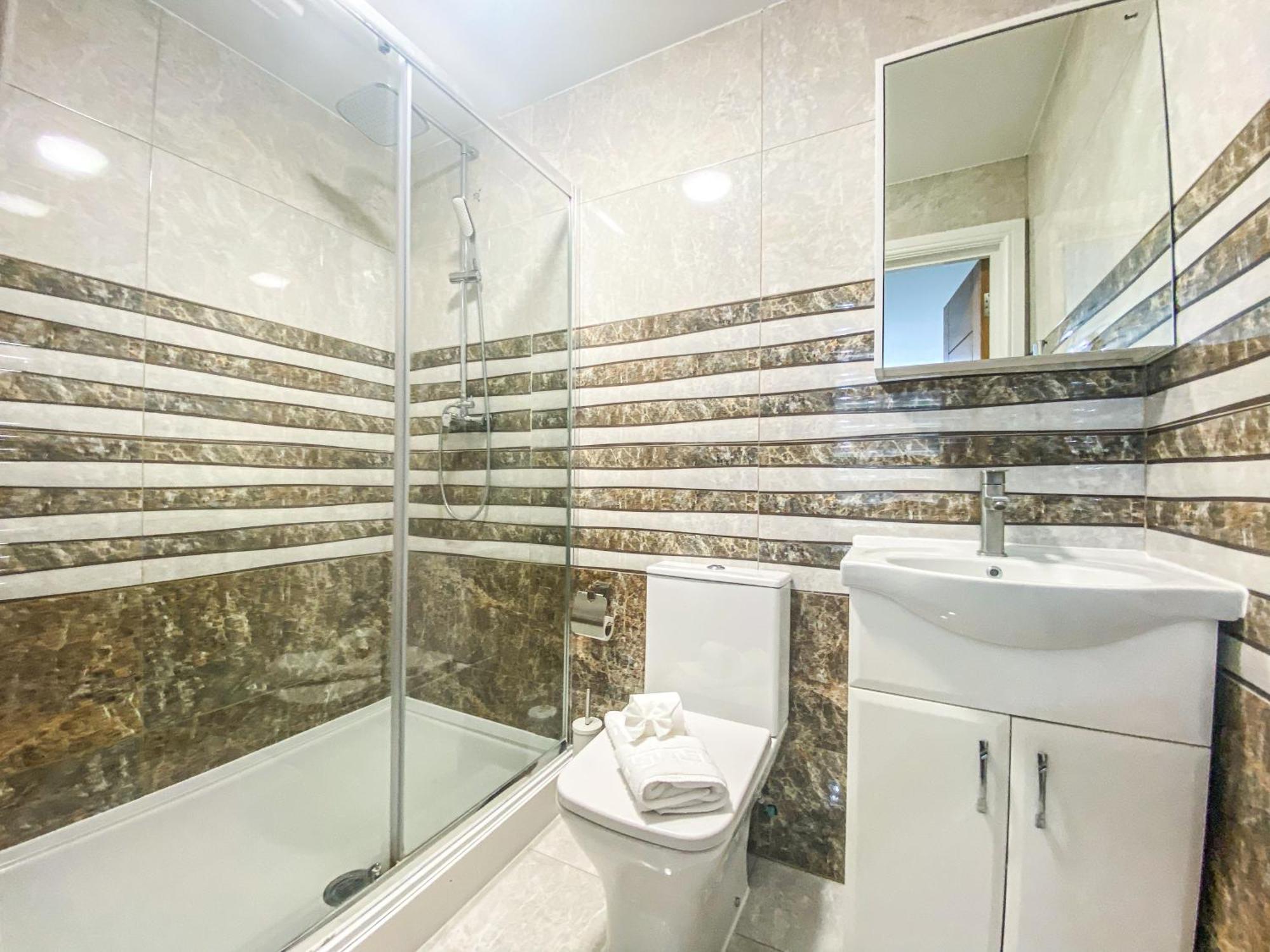 2 Bedroom City Centre Apartment In High Wycombe With Parking Eksteriør bilde